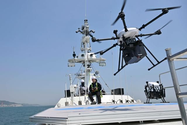 12일 울산 일산항 인근 해상에서 진행된 해군 주관 전·평시 상용 무인체계 작전 운용 가능성 검증훈련에 참가한 드론 모함용 민간선박 해양오호에서 정찰·감시용 수직이착륙VTOL 드론이 이륙하고 있다 사진해군 