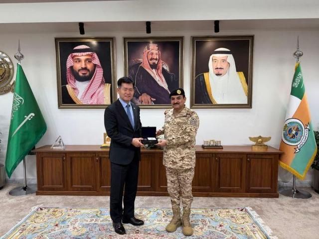 석종건 방위사업청장이 살레 빈 압둘라만 알하르비 사우디 국가방위군 총장과 기념촬영을 하고 있다 사진방위사업청 