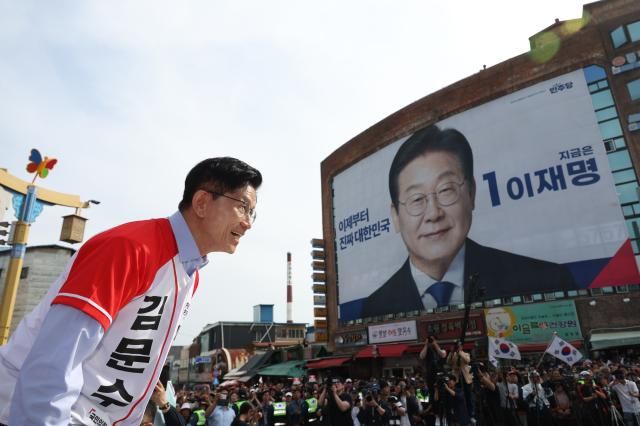 김문수 국민의힘 대선 후보가 14일 경남 밀양시 밀양관아앞에서 유세하기 위해 차에 오르고 있다 2025514 사진연합뉴스