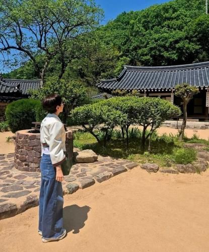 고故 이병철 삼성 창업주와 고故 구인회 LG 창업주 생가 방문한 구지은 전 아워홈 대표이사 부회장 사진구지은 전 부회장 인스타그램