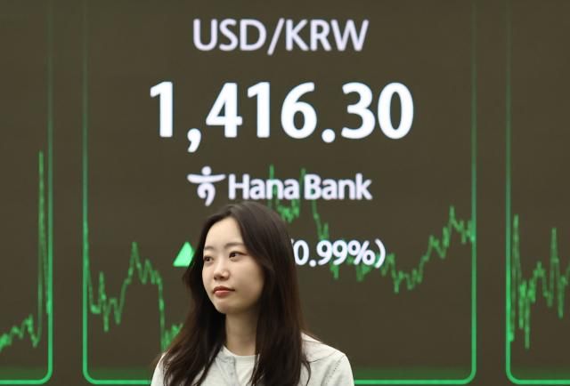 지난 13일 서울 하나은행 본점 딜링룸에서 딜러가 전광판 앞에 서 있다 사진연합뉴스