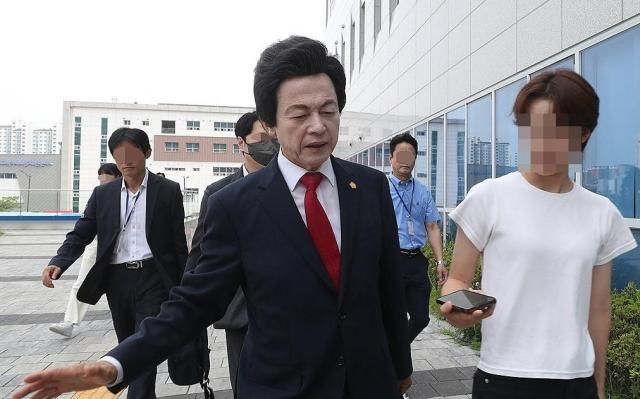 본인이 운영하는 종교시설 하늘궁의 여성 신도들로부터 성추행 혐의 고소당한 허경영 국가혁명당 명예대표가운데가 지난해 7월 12일 오후 경찰 조사를 받기 위해 경기북부경찰청에 출석하고 있다 사진연합뉴스