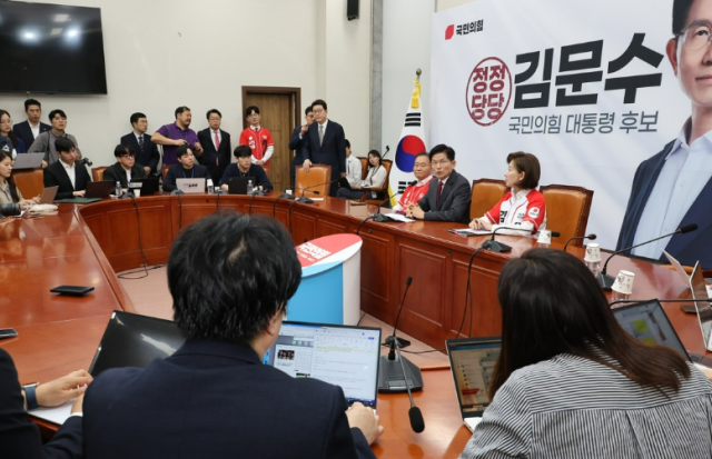 김문수 국민의힘 대선 후보가 15일 서울 여의도 국회에서 열린 중앙선거대책위원회 회의를 마친 후 긴급 기자회견을 하고 있다 사진연합뉴스