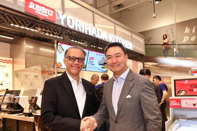 15일현지시간 싱가포르 페어프라이스 엑스트라 비보시티점에 문을 연 롯데마트 익스프레스EXPRESS 1호점에서 강성현 롯데마트·슈퍼 대표이사오른쪽와 비풀 차울라 NTUC 페어프라이스 대표이사가 악수를 하고 있다 2025515 사진롯데마트