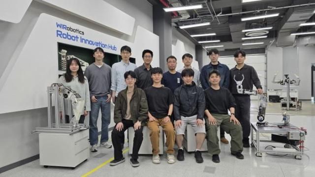 상단 왼쪽부터 길서영 연구원 신유섭 선임 연구원 조세형 책임 연구원 김용재 공동대표 이광규 연구소장 윤성호 연구원 조근우 연구원 남동윤 연구원 하단 왼쪽부터 최정재 연구원 예원태 연구원 홍장환 연구원 김중일 연구원 사진위로보틱스