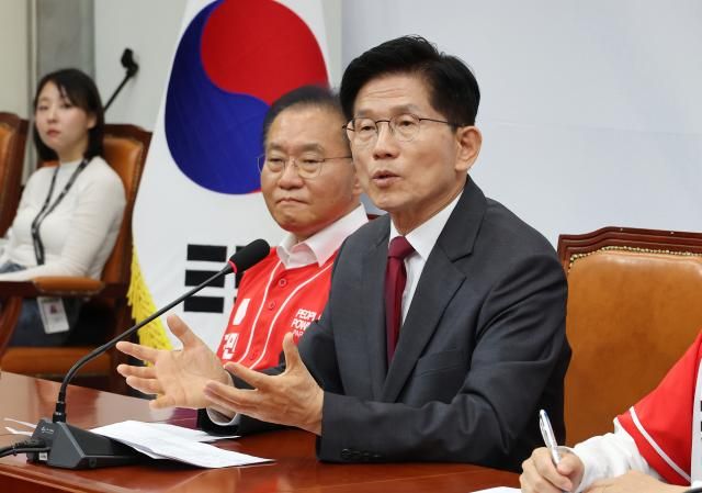 김문수 국민의힘 대선 후보가 15일 서울 여의도 국회에서 긴급 기자회견을 갖고 취재진의 질문에 답하고 있다 사진연합뉴스