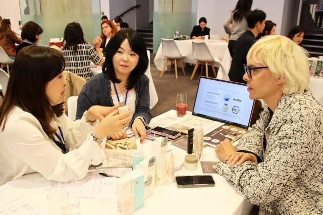 12일현지시간 롯데와 대한무역투자진흥공사가 프랑스 파리에서 개최한 대한민국 브랜드 엑스포에서 한국 업체 관계자들이 유럽 바이어와 수출 상담을 하고 있다 사진롯데홈쇼핑