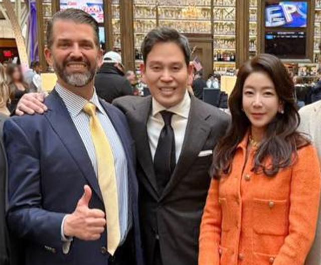 도널드 트럼프 미국 대통령 취임식 참석을 위해 1월 18일현지시간 워싱턴을 찾은 신세계그룹 정용진 회장가운데이 도널드 트럼프 주니어왼쪽와 만나고 있다 2025118 사진신세계그룹