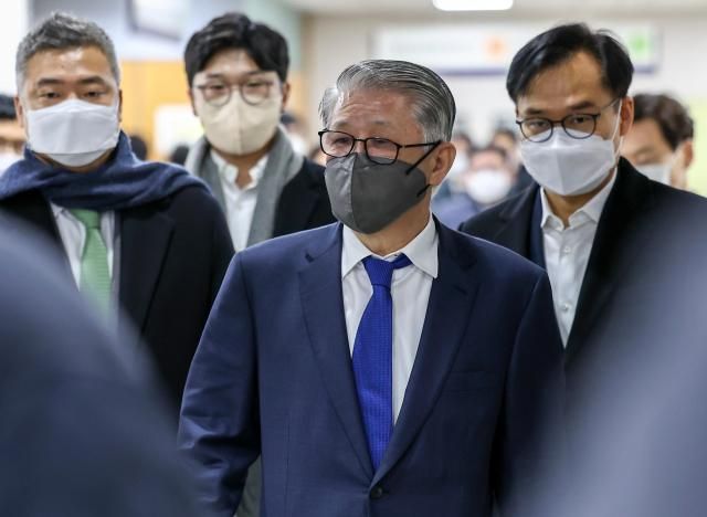 2천억대 횡령·배임 혐의로 기소된 최신원 전 SK네트웍스 회장이 27일 오후 서초구 서울중앙지법에서 열리는 1심 선고공판에 출석하고 있다 사진연합뉴스