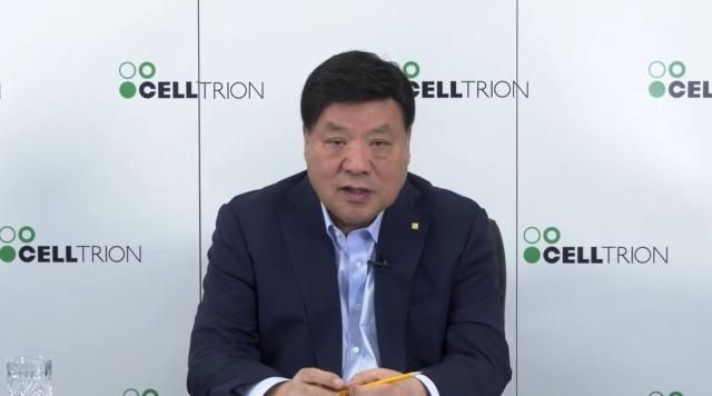 서정진 셀트리온 회장이 15일 오전 10시 온라인 기자간담회를 진행하는 모습 사진김선 기자