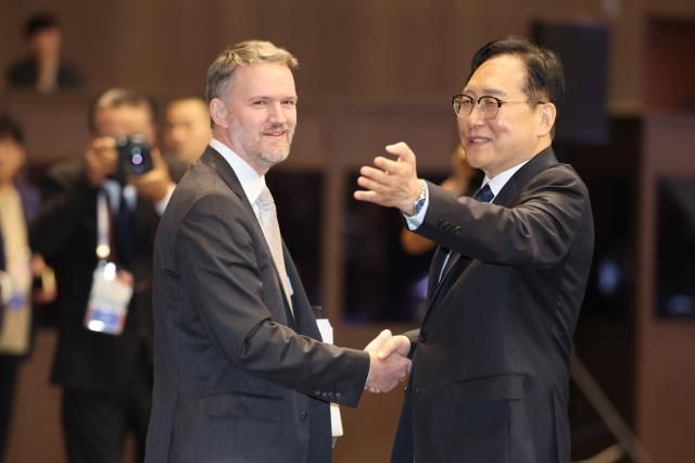 15일 제주 서귀포시 제주국제컨벤션센터에서 열린 APEC 2025 통상장관회의 개회식 직전 정인교 산업통상자원부 통상교섭본부장오른쪽이 제이미슨 그리어 미국 무역대표부USTR 대표와 인사하고 있다 사진연합뉴스