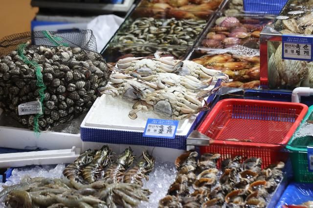 서울 동작구 노량진 수산시장에서 시민들이 장을 보고 있다 연합뉴스