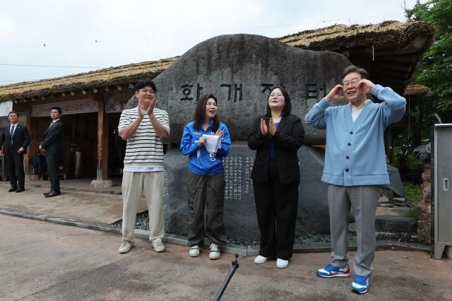 더불어민주당 이재명 대선 후보가 15일 경남 하동군 화개장터 입구에서 유튜브 K-이니셔TV 케미폭발 동서화합 화개장터 라이브를 진행하며 볼 하트를 만들어 보이고 있다 사진연합뉴스