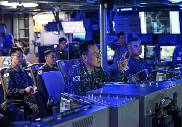 김명수 합참의장이 15일 정조대왕함 전투지휘실에서 작전지도를 하고 있다 사진합동참모본부