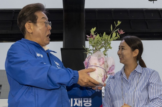 더불어민주당 이재명 대선후보가 15일 전남 목포시 평화광장 원형상가 앞에서 열린 유세에서 김대중 전 대통령을 상징하는 인동초를 선물받은 뒤 깜짝 놀라고 있다 사진연합뉴스