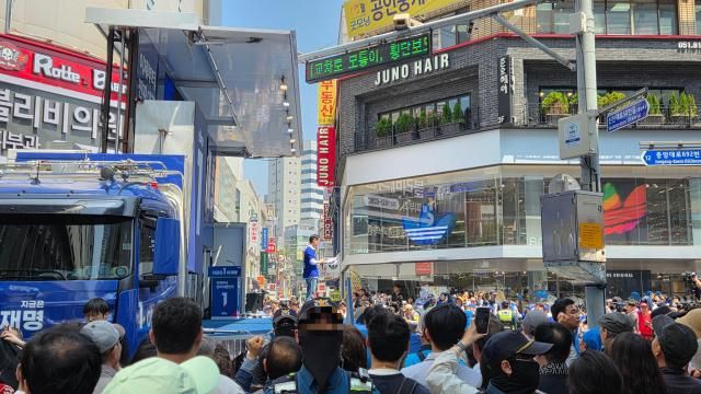이재명 더불어민주당 대선 후보 측이 지난 14일 부산 부산진구 서면 젊음의 거리에서 열린 유세를 열고 있다 해당 유세에는 20·30 세대들이 응원에 참여하는 모습이 보였다 사진김지윤 기자