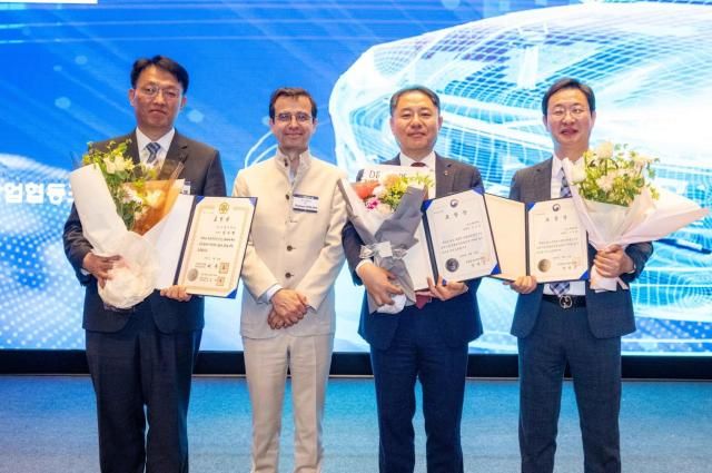 ‘제22회 자동차의 날’에 국무총리표창 및 장관표창을 수상한 임직원 3인과 스테판 드블레즈 대표이사 왼쪽에서 두 번째