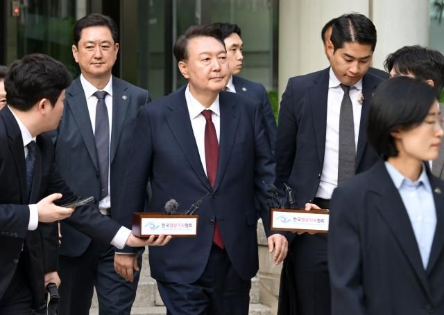 윤석열 전 대통령이 지난 12일 서울 서초구 서울중앙지법에서 열린 내란 우두머리 혐의 직권남용 권리행사방해 혐의 사건 3차 공판을 마친 뒤 법정을 나서고 있다 사진연합뉴스