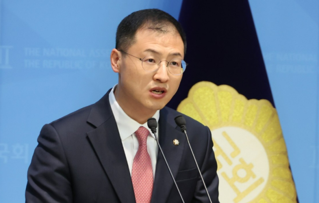 국민의힘을 탈당한 무소속의 김상욱 의원이 15일 서울 여의도 국회 소통관에서 이재명 더불어민주당 대선 후보에 대한 지지 선언을 하고 있다 사진연합뉴스