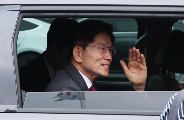 김문수 국민의힘 대선 후보가 15일 대법원 앞에서 시민들에게 인사하고 있다 사진연합뉴스