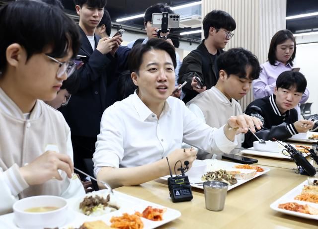 이준석 개혁신당 대선 후보가 15일 서울교육대학교에서 진행한 학식먹자 이준석 행사에서 학생들과 점심을 먹으며 대화를 나누고 있다 사진연합뉴스 