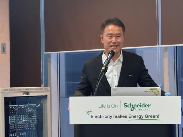 권지웅 슈나이더 일렉트릭 코리아 대표가 15일 서울 코엑스에서 기자간담회를 진행하고 있다 사진이성진 기자