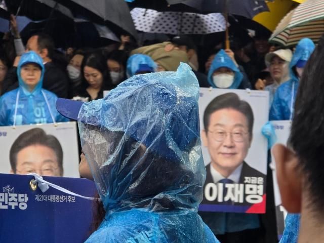 15일 전남 순천 연항동 패션의거리에 이재명 더불어민주당 대표를 지지하는 지역 주민들이 모여 있다 사진신진영 기자