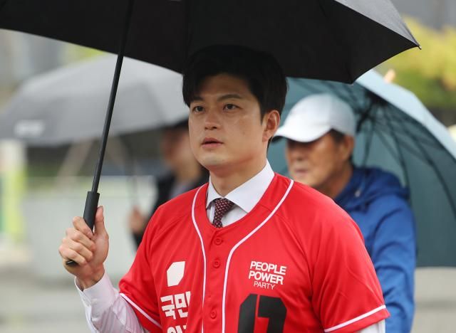 김용태 국민의힘 비상대책위원장이 15일 오전 김문수 대선 후보의 유세를 돕기 위해 서울 구로구 신도림역 입구로 향하고 있다 사진연합뉴스