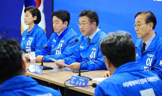 윤호중 더불어민주당 중앙선대위 총괄본부장이 15일 서울 여의도 중앙당사에서 열린 제4차 총괄본부장단회의에서 발언하고 있다 사진연합뉴스