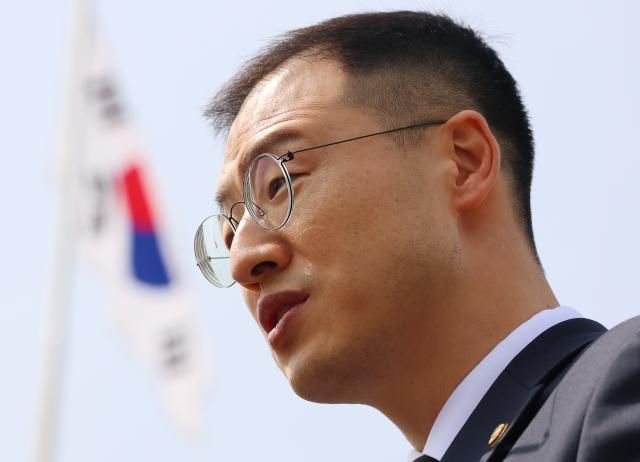 12·3 비상계엄 및 윤석열 전 대통령 탄핵과 관련해 당내에서 탈당 압박을 받아온 김상욱 의원이 8일 서울 동작구 현충원에서 참배 후 탈당 입장을 밝히고 있다 사진연합뉴스