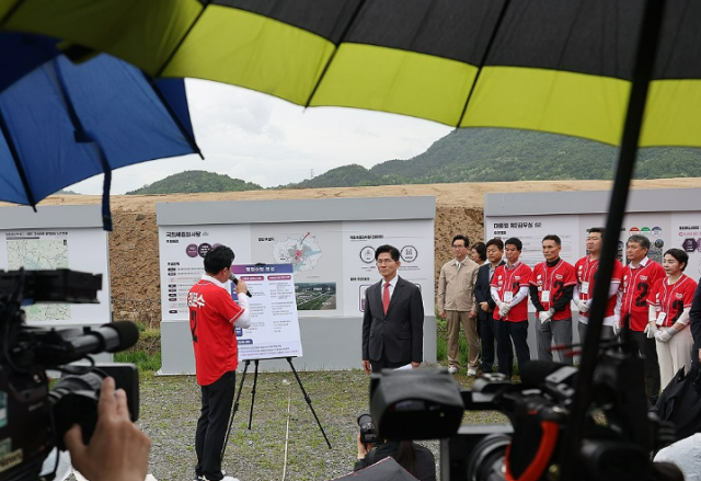 김문수 국민의힘 대선 후보가 16일 세종 국회의사당 이전 부지를 방문해 관련 설명을 듣고 있다 사진연합뉴스