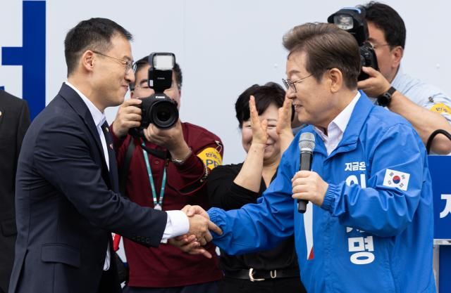 이재명 더불어민주당 대선 후보가 16일 전북 익산시 익산역 동부광장에서 열린 유세에서 김상욱 무소속 의원과 악수하고 있다 사진연합뉴스