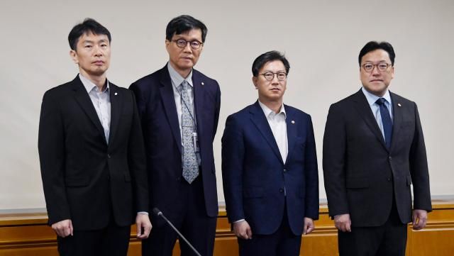 김범석 부총리 겸 기획재정부 장관 직무대행이 2일 서울 중구 은행회관에서 열린 거시경제·금융현안 간담회에서 기념 촬영하고 있다왼쪽부터 이복현 금융감독원장 이창용 한국은행 총재 김 직무대행 김병환 금융위원장사진기획재정부