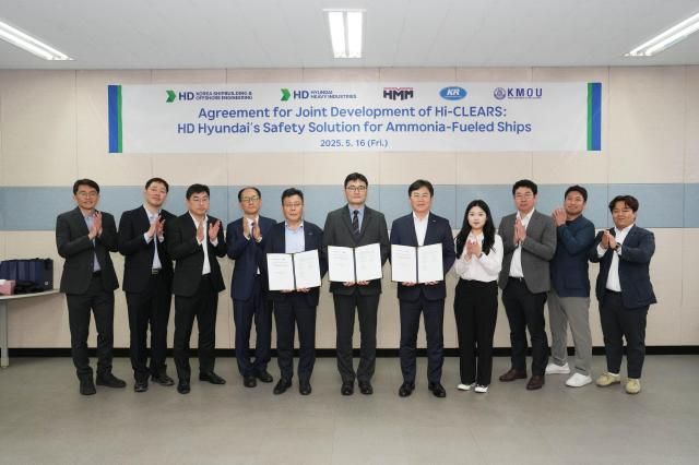 HD한국조선해양이 16일금 전북 군산에 위치한 한국선급 그린쉽 기자재인증센터에서 HMM 한국선급KR 한국해양대학교와 함께 암모니아 처리 통합기술 실증을 위한 공동개발 협약식을 체결했다 가운데 왼쪽에서부터 김영선 HMM 책임 박상민 HD한국조선해양 상무 연규진 한국선급 상무