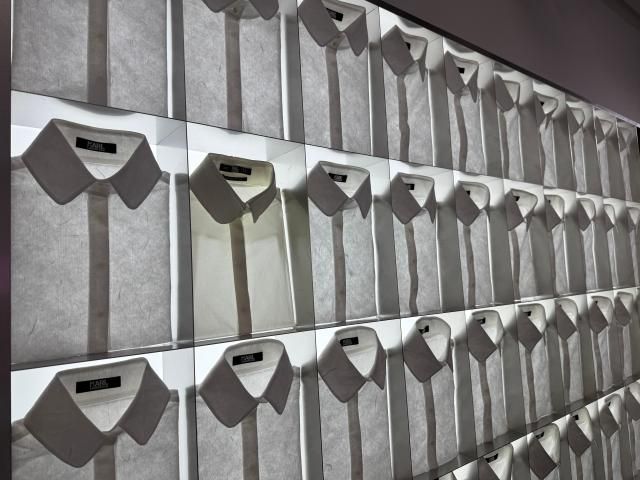 한국에서 첫 몰입형 팝업이 열린 만큼 한지 소재의 셔츠 오브제가 제작됐다 사진박자연 기자