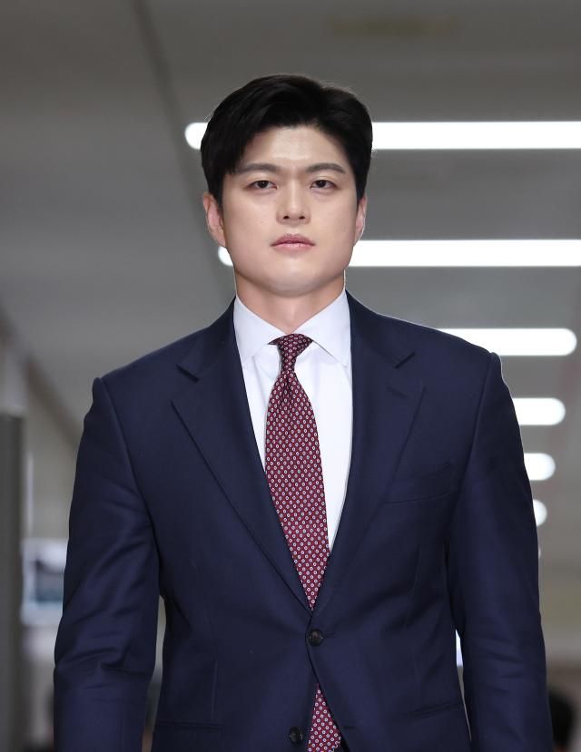 국민의힘 비상대책위원장으로 임명된 김용태 의원이 지난 15일 국회에서 기자회견을 하기 위해 회견장으로 이동하고 있다 사진연합뉴스 