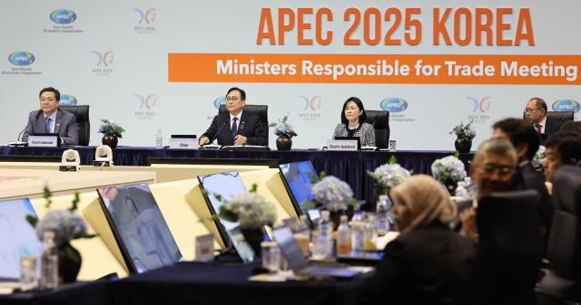 지난 15일 오후 서귀포시 제주국제컨벤션센터에서 열린 APEC 통상장관회의 개회식에서 정인교 산업통상자원부 통상교섭본부장이 개회사를 하고 있다 사진연합뉴스