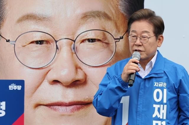 이재명 더불어민주당 대선 후보가 16일 전북 익산시 익산역 동부광장에서 열린 유세에서 지지를 호소하는 연설을 하고 있다 사진연합뉴스