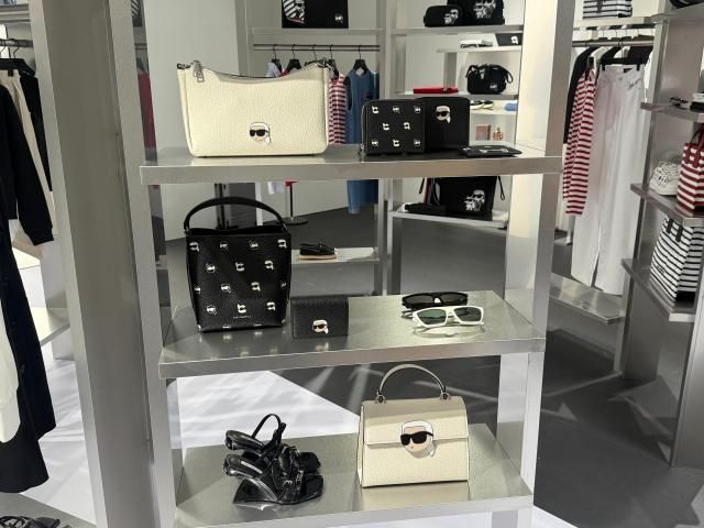 상품존에서는 2025 봄·여름SS 시즌 전 제품을 국내 최초로 선보이며 피팅과 구매가 가능하다 사진박자연 기자