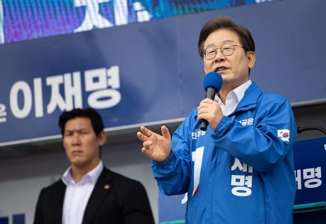 이재명 더불어민주당 대선후보가 16일 전북 군산시 구 시청광장에서 열린 유세에서 지지를 호소하는 연설을 하고 있다 사진연합뉴스