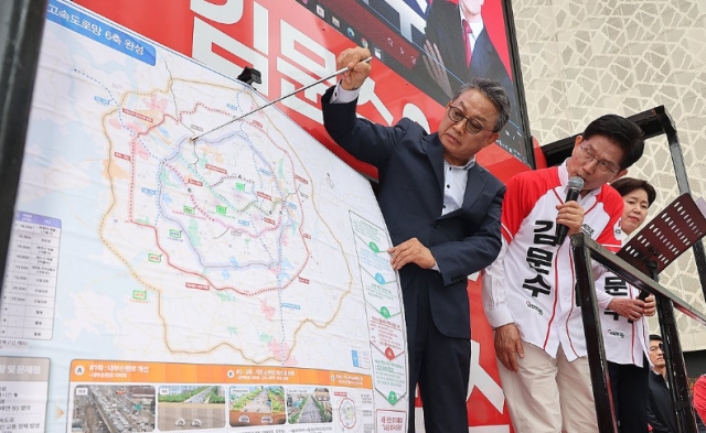 김문수 국민의힘 대선 후보가 16일 오전 경기 화성시 동탄역 앞에서 GTX 관련 공약 발표를 하고 있다 사진연합뉴스