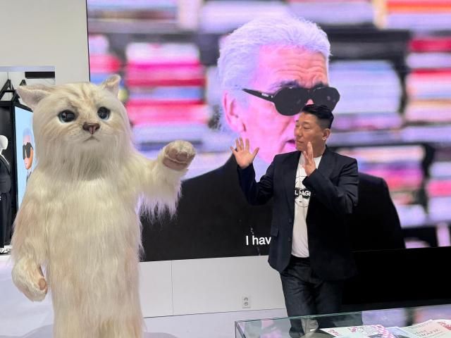 김훈 칼 라거펠트 수석 크리에이티브 디렉터가 슈페트Choupette 코스튬에 대해 설명하고 있다 사진박자연 기자