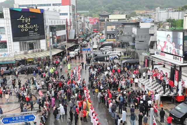 김문수 국민의힘 대선 후보가 16일 경기 수원시 지동시장에서 유세하고 있다 사진연합뉴스