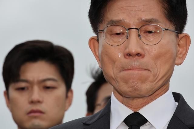 국민의힘 김문수 대선 후보와 김용태 비상대책위원장이 17일 광주 북구 국립 5·18 민주묘지를 찾아 박관현 열사 묘역에서 참배하던 중 눈물을 흘리고 있다사진연합뉴스