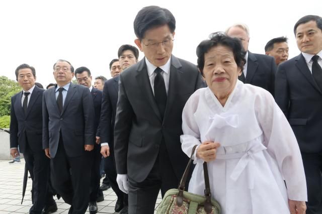 김문수 국민의힘 대선 후보가 17일 광주 북구 국립 5·18 민주묘지를 찾아 참배하기 위해 이동하며 오월어머니에게 인사하고 있다 2025517 사진연합뉴스