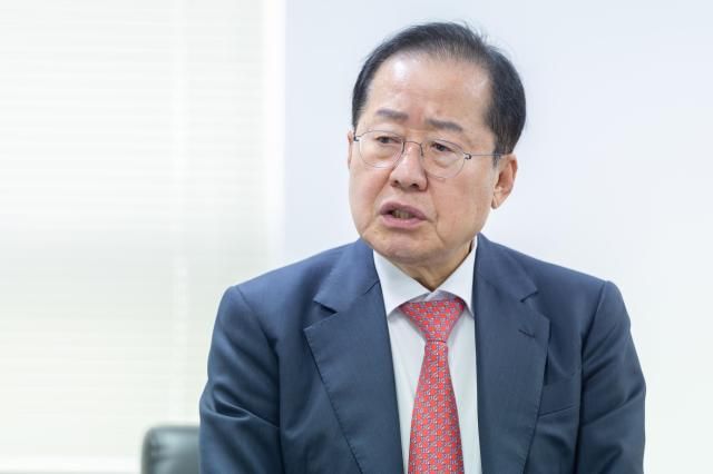 홍준표 국민의힘 대선 경선후보가 22일 오후 서울 여의도 대하빌딩 선거캠프 사무실에서 아주경제와 인터뷰를 하고 있다 20250422사진유대길 기자 dbeorlf123ajunewscom