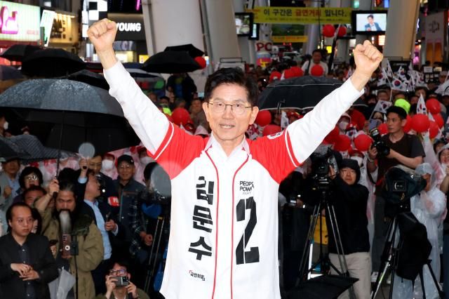 국민의힘 김문수 대선 후보가 16일 대전 중구 으능정이거리 일대에서 유세를 하고 있다사진연합뉴스