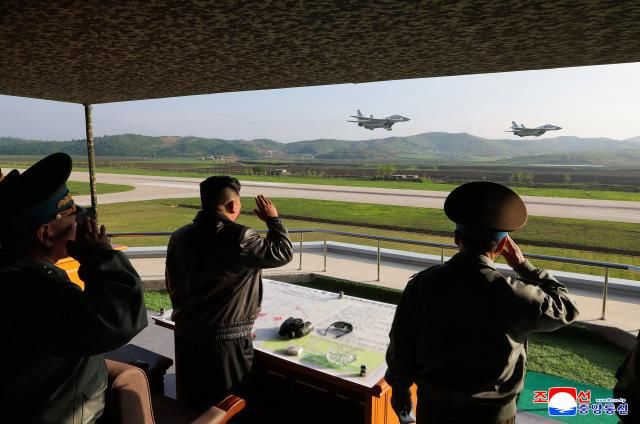 김정은 북한 국무위원장이 지난 15일 제1공군사단 관하 비행연대를 방문해 공군 반항공방공전투 및 공습 훈련을 지도했다고 조선중앙통신이 17일 보도했다 2025517 사진연합뉴스