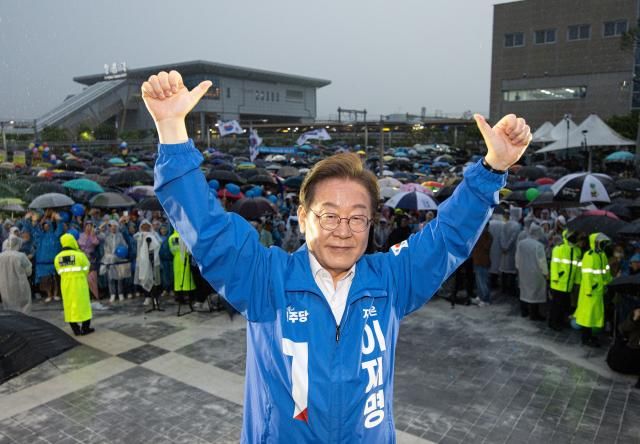 더불어민주당 이재명 대선후보가 16일 전북 정읍시 정읍역 앞에서 열린 유세에서 시민들을 향해 인사하고 있다사진연합뉴스