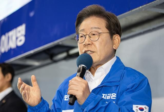 더불어민주당 이재명 대선후보가 16일 전북 정읍시 정읍역 앞에서 열린 유세에서 지지를 호소하는 연설을 하고 있다사진연합뉴스